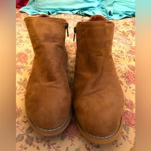 Brown/tan suede ankle boots